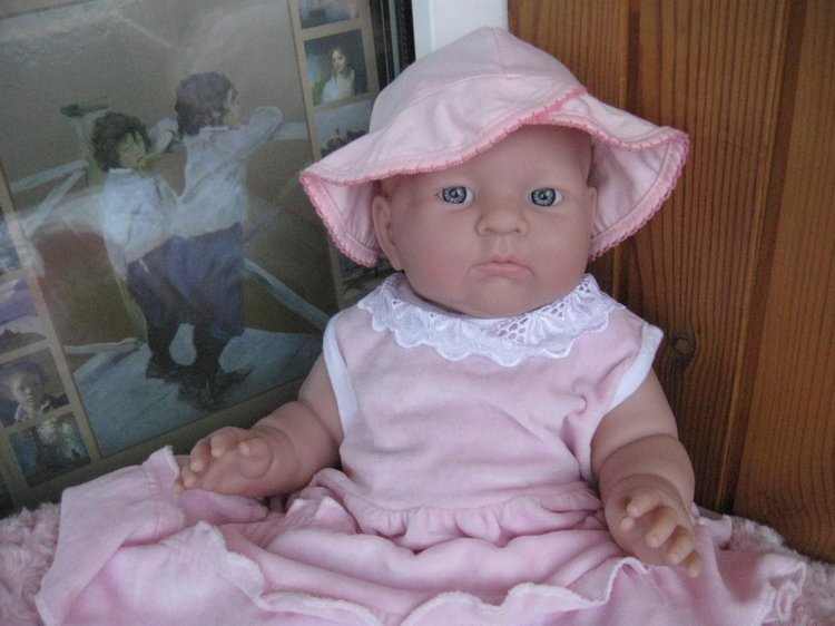 Маленькая Евочка любит наряжаться