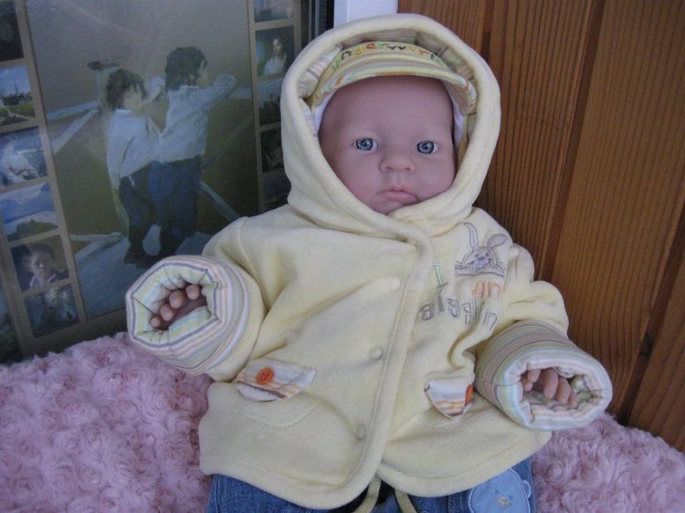 Сборы на прогулку маленькой Евочки