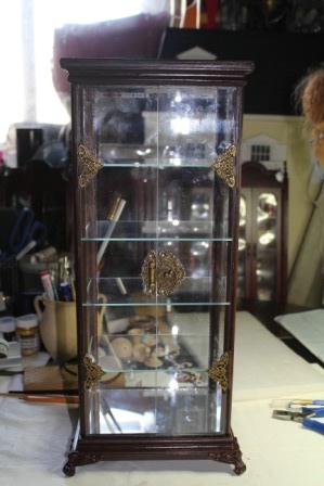 Шкаф-витрина с французским фарфором