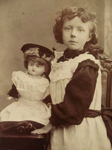 Кукольник, кукольник, чёрная душа, Что ты делаешь с бедною куклой