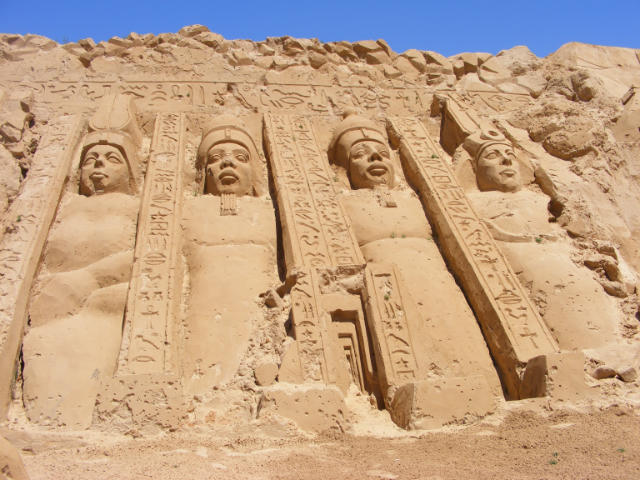 Замки, произведения скульптуры из песка