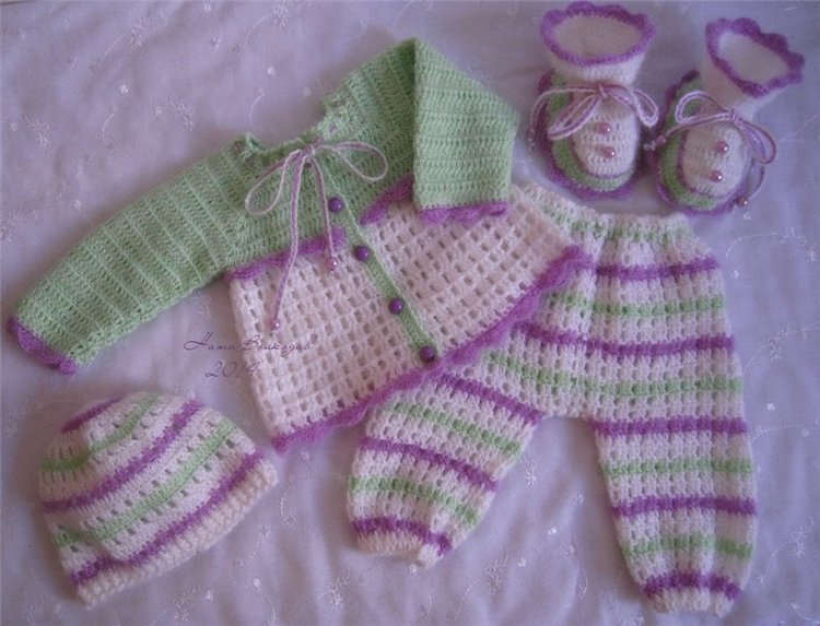 Если прохладно. Вязаная одежда для кукол-малышей