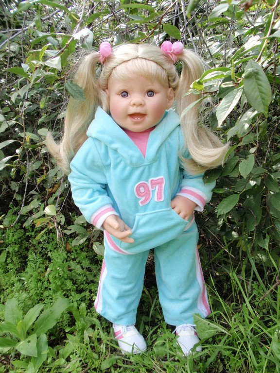 Растет в поле ягодка-малинка, а у нас живет Полинка))) Переодеваемся снова)))