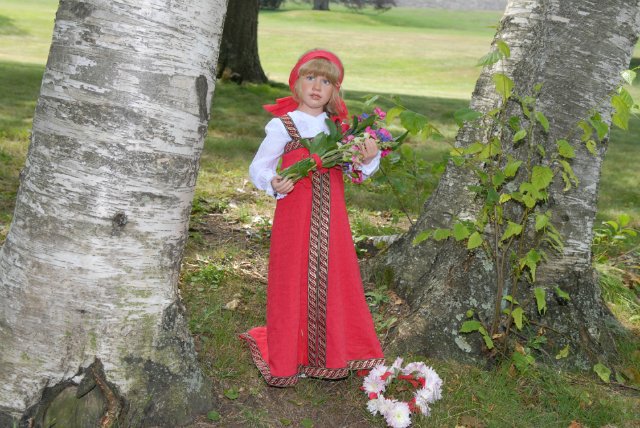 Мне березка нравится - ведь обе мы красавицы! Листья тихо шелестят, меж собою говорят