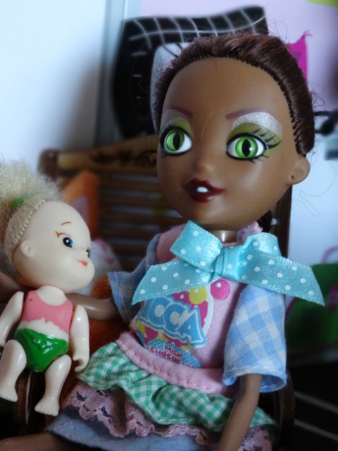 Хорошо, когда у мамы столько кукол и домик для них