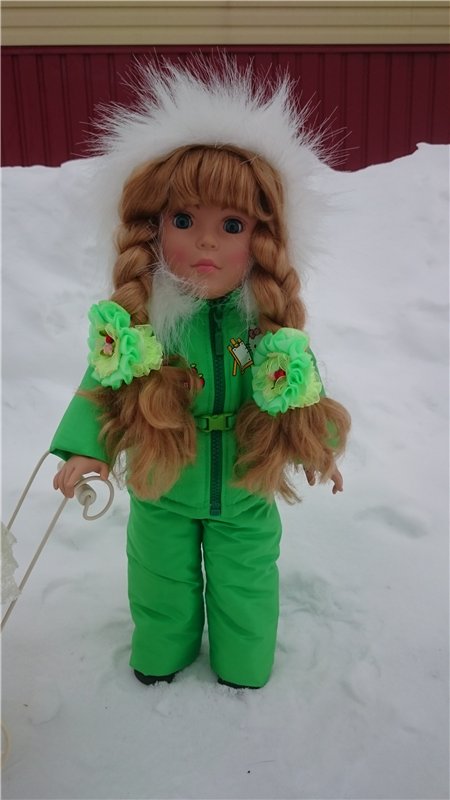 Мы в костюмчиках стоим,скоро Вас мы навестим!Открывайте ворота,выбегает детвора