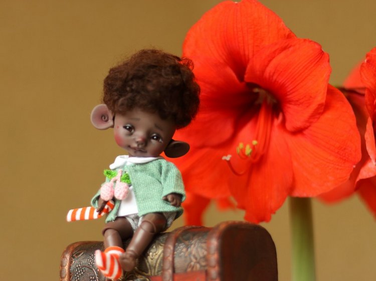 Маленькие мышки и большие прекрасные цветы