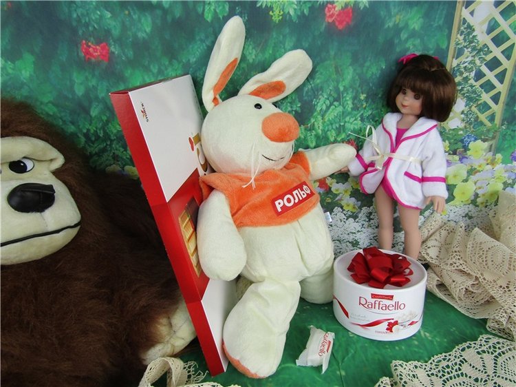 Улыбка бесценна, не стоит награды. Всего лишь улыбка - и Вам будут рады…