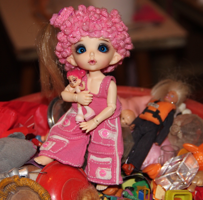 Ребенок всегда поможет разобрать игрушки (фото 3)