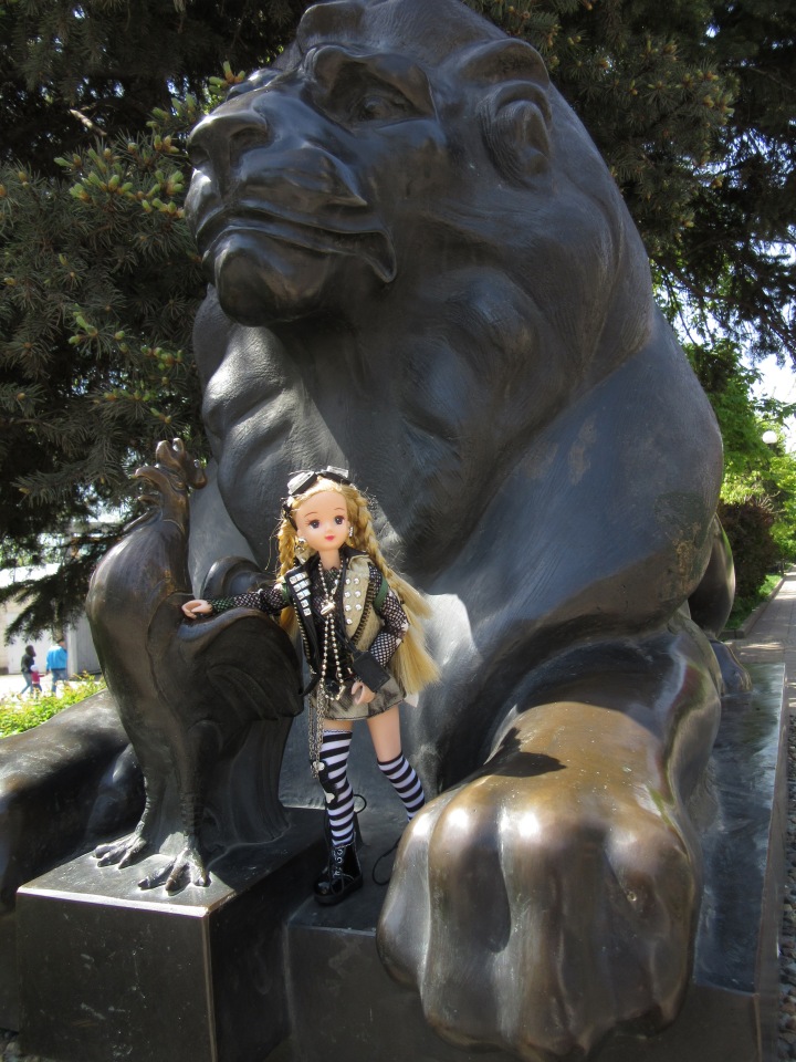 Первое мая. Сложно быть бунтарем, когда ты - милая девочка