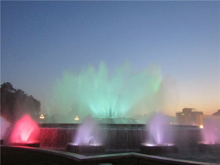 Шоу поющих фонтанов в Барселоне - окунемся с головой