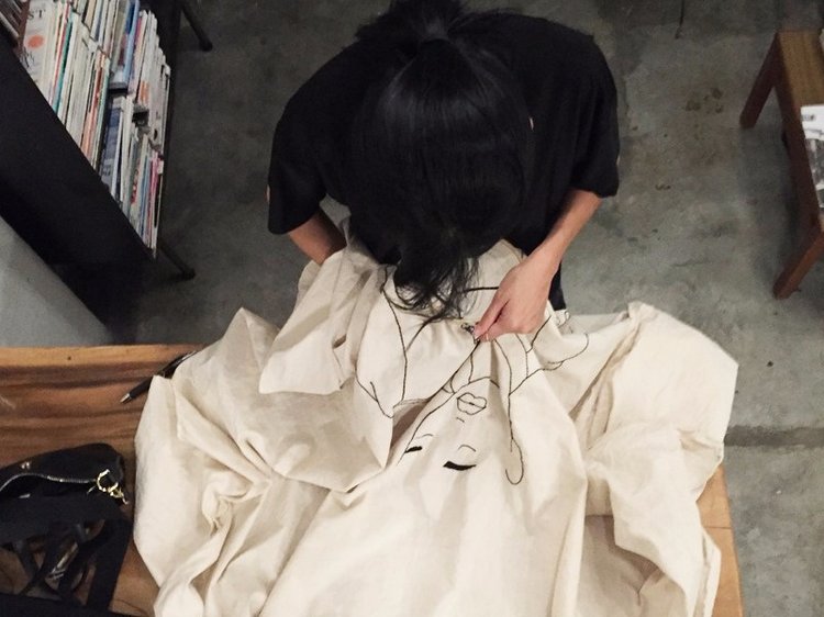 Художница и модель Шина Лиам