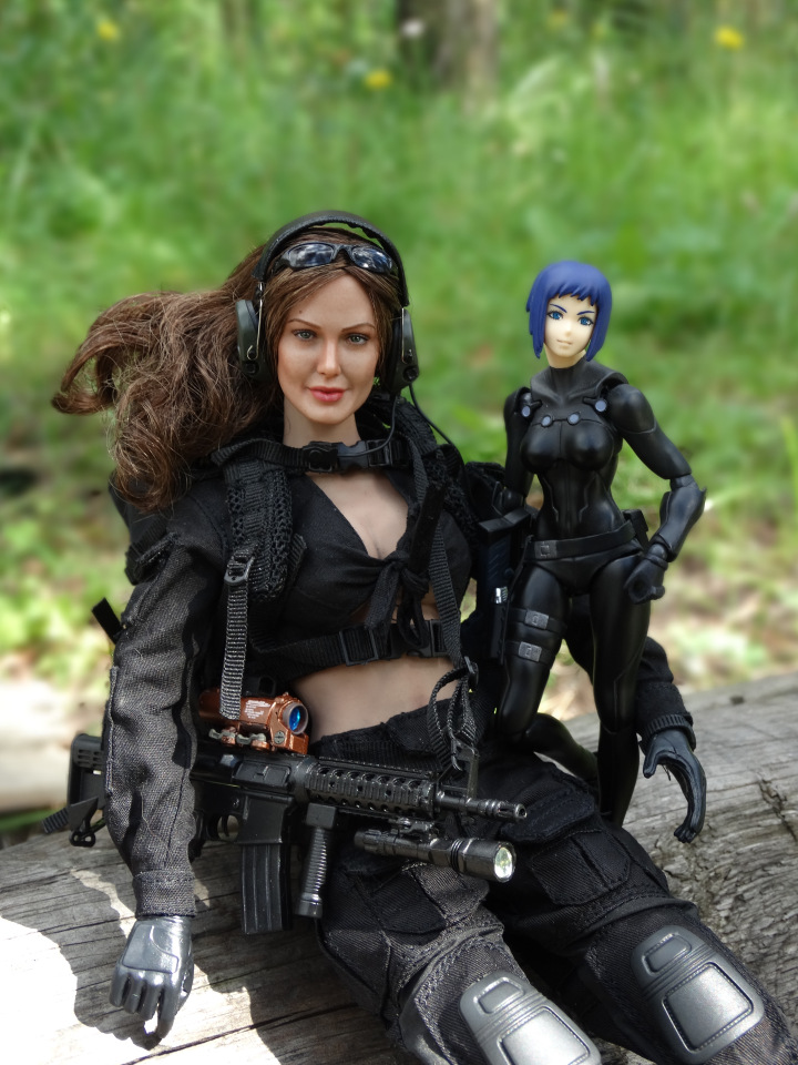 Вот какие бывают у девочек игры! Девушка-стрелок от VERYCOOL и шарнирная фигурка от figma