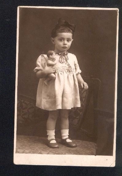 Cтаринные фотографии девочек с куклами