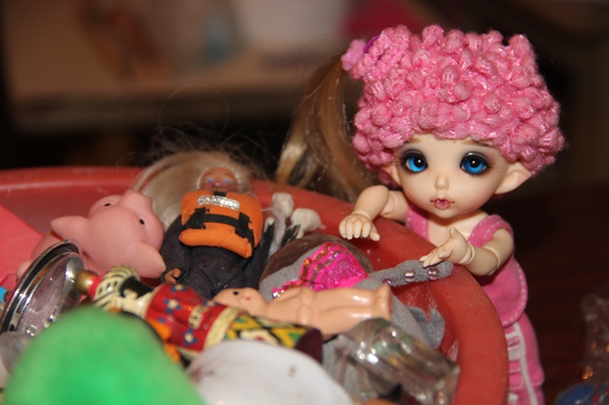 Ребенок всегда поможет разобрать игрушки