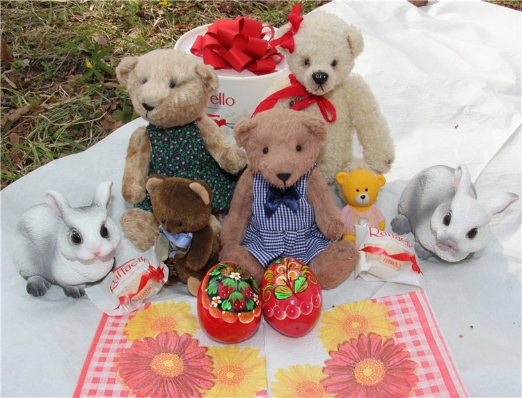 Весёлая семейка на прогулке