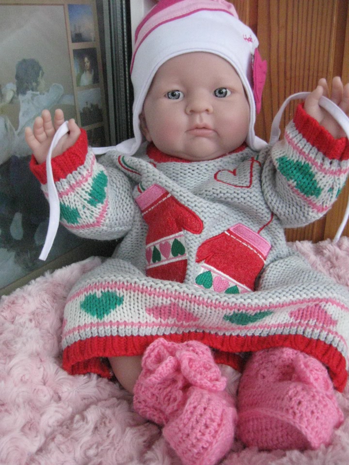 Маленькая Евочка любит наряжаться