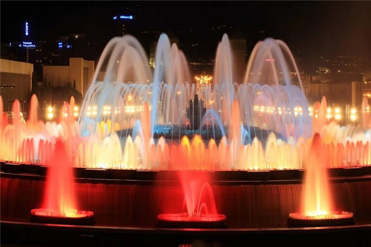 Шоу поющих фонтанов в Барселоне - окунемся с головой