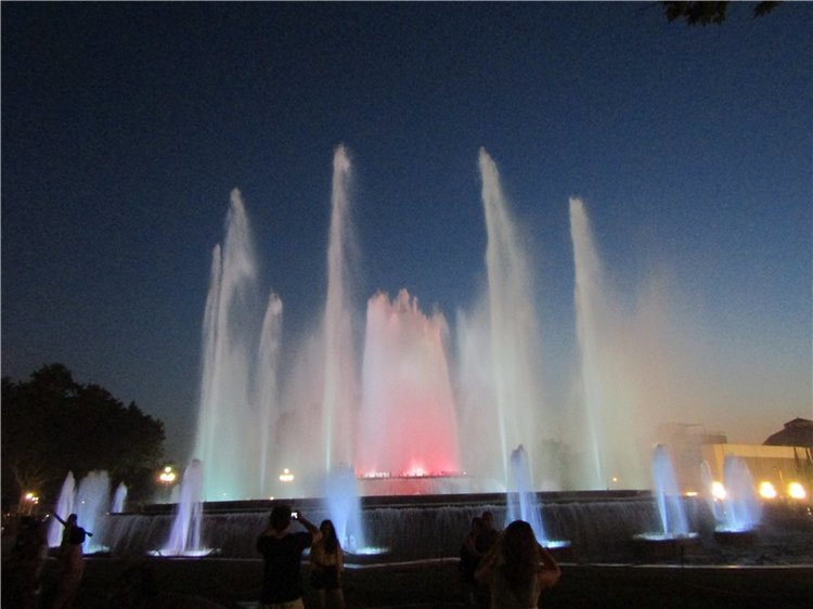 Шоу поющих фонтанов в Барселоне - окунемся с головой