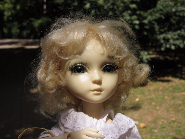 По дороге летним днём Магдалена шла с чепцом