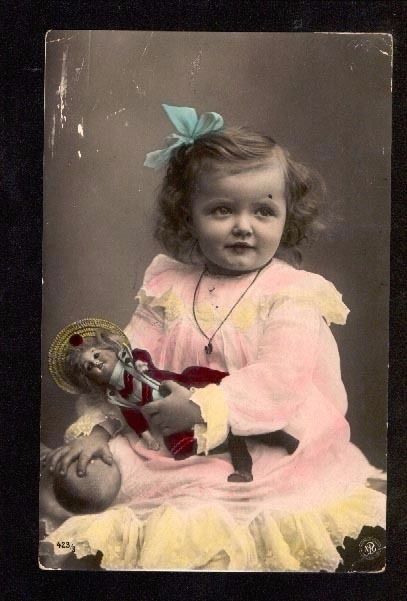 Cтаринные фотографии девочек с куклами