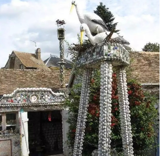 Шедевральный французский домик и двор из кусочков разбитого фарфора (фото 6)