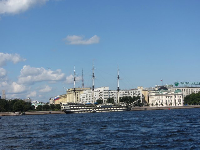 Приглашаем на водную экскурсию по Петербургу