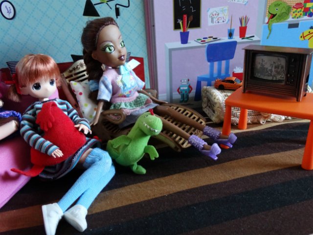 Хорошо, когда у мамы столько кукол и домик для них