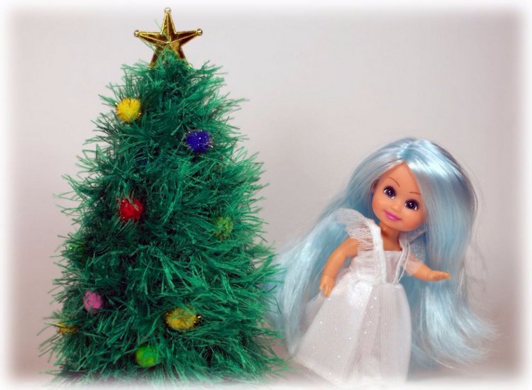 А у любопытной Дуськи на ёлке чуть зайца не увели