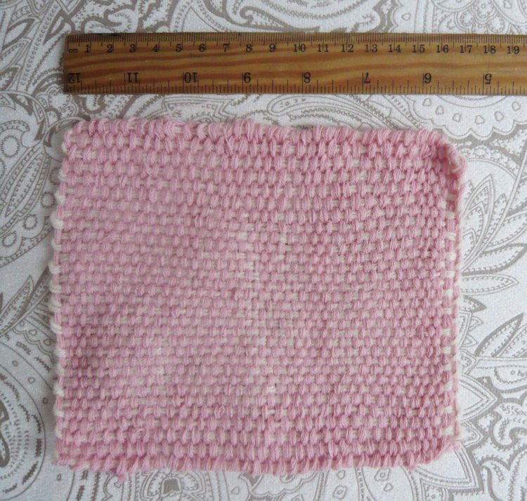 Плетеные и вязанные коврики для кукол (фото 5)