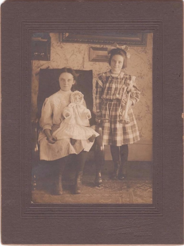 Cтаринные фотографии девочек с куклами