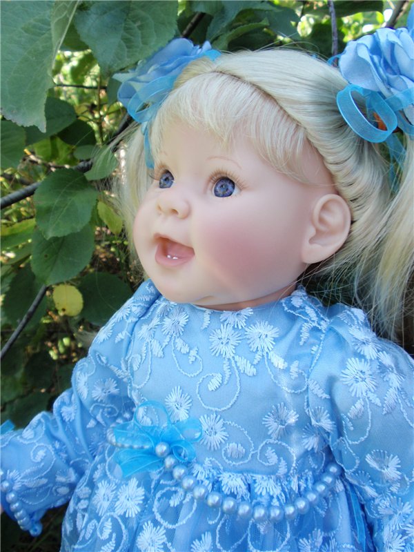 Растет в поле ягодка-малинка, а у нас живет Полинка))) Переодеваемся снова)))