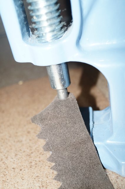 Делаем кожаную обувь для кукол (фото 8)