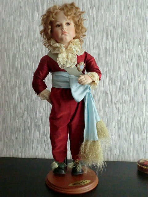 Маленький Дофин, фарфоровая кукла (фото 2)