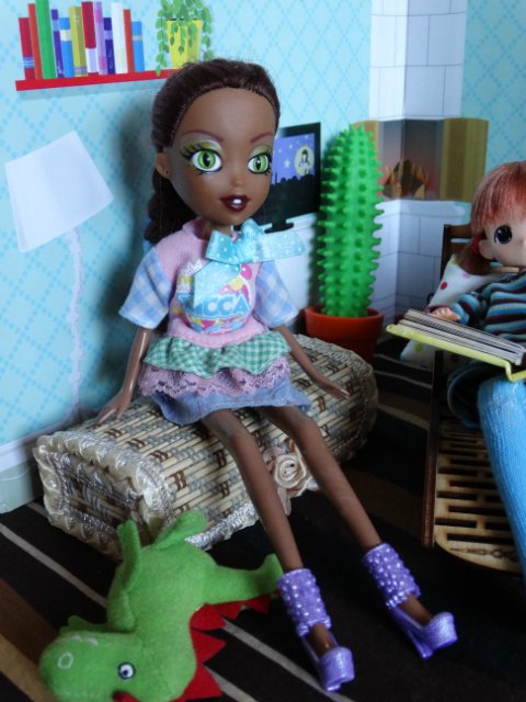 Хорошо, когда у мамы столько кукол и домик для них