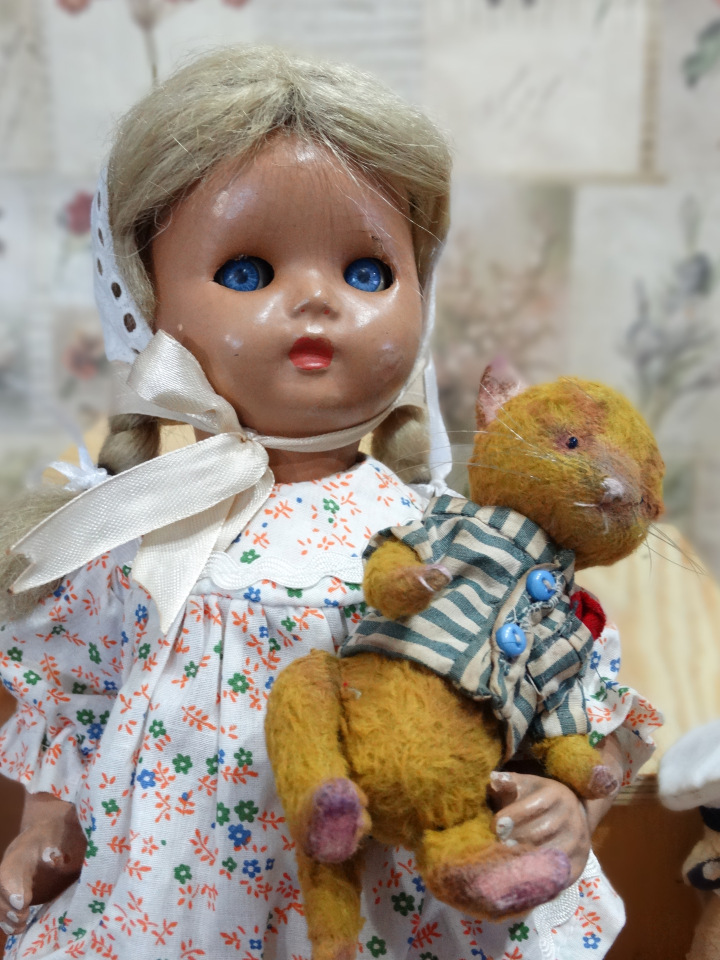 Старенькие куколки с игрушками (фото 3)
