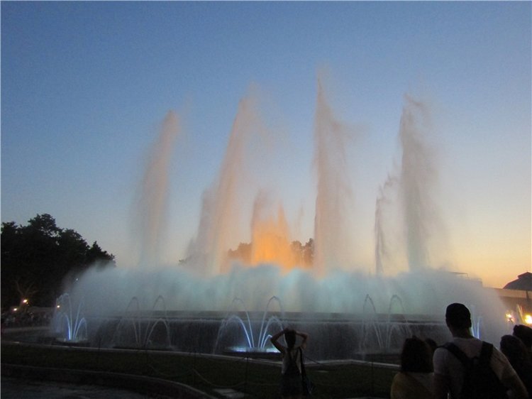 Шоу поющих фонтанов в Барселоне - окунемся с головой