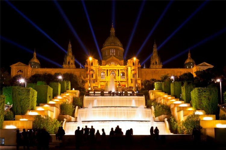 Шоу поющих фонтанов в Барселоне - окунемся с головой