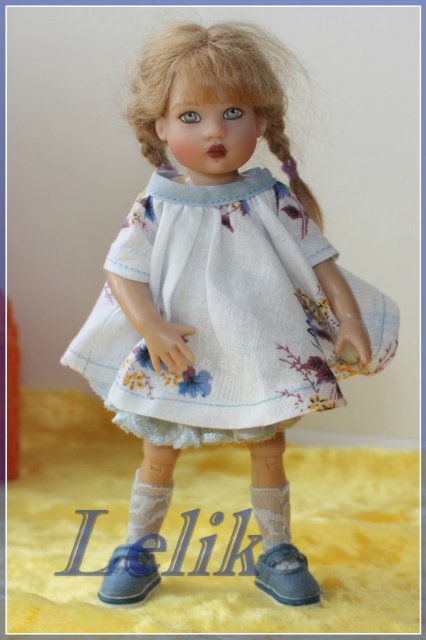 Наш диванчик, или одёжка из платков. Куколки от Helen Kish