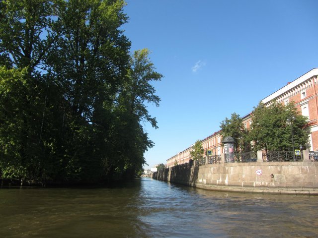 Приглашаем на водную экскурсию по Петербургу