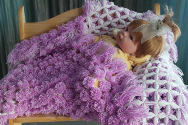 МК Плед из Помпонов — Как сделать аксессуары для кукол: сумки (фото 3)