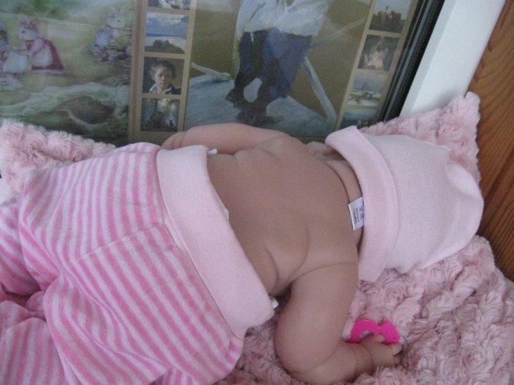 Маленькая Евочка любит наряжаться