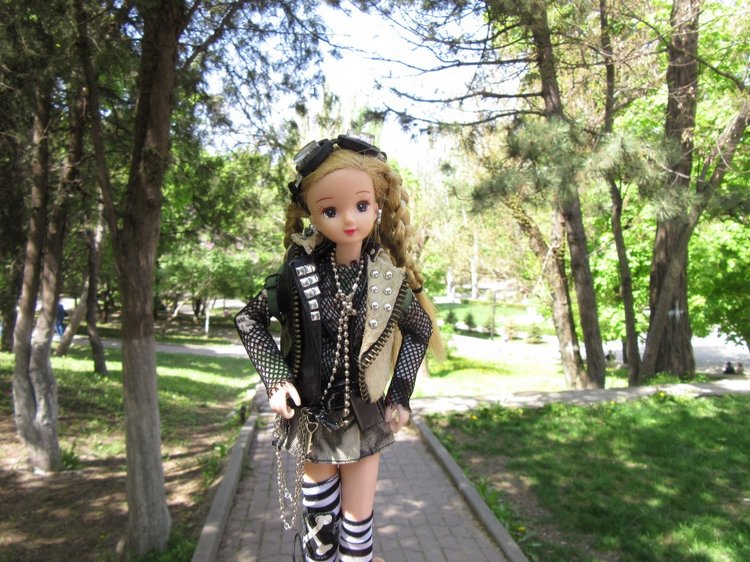 Первое мая. Сложно быть бунтарем, когда ты - милая девочка