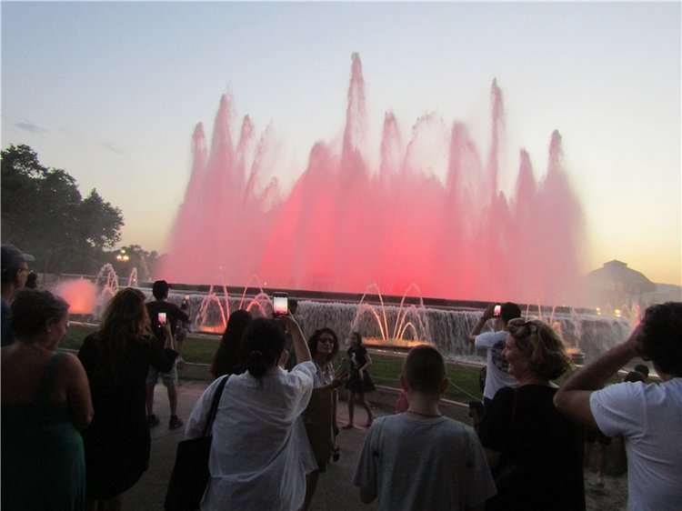 Шоу поющих фонтанов в Барселоне - окунемся с головой