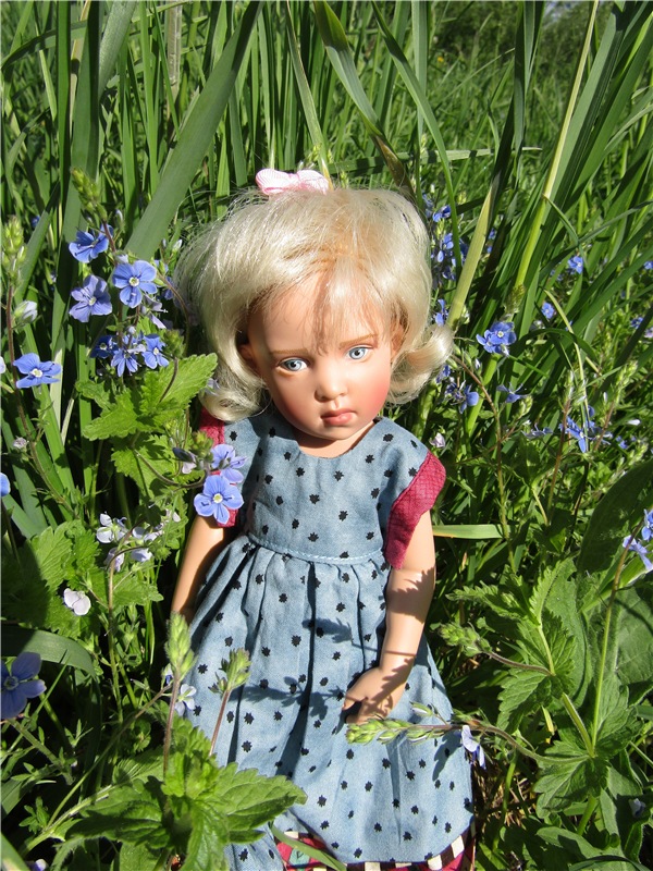 Сине-голубое настроение. Флора Helen Kish среди цветов в парке