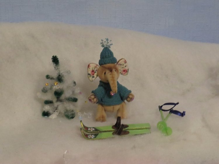 И теперь уже второй слоненок... и снова девочка