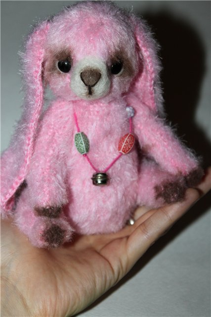 Зайка Надюша - игрушка вязанная крючком (фото 4)