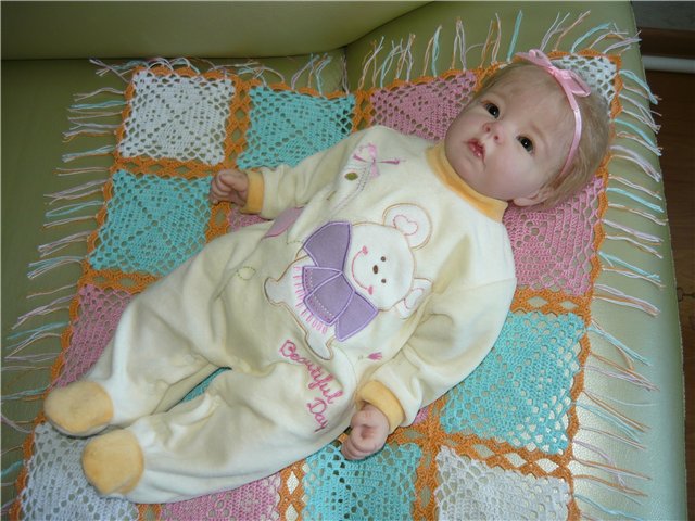 Наш новый пледик,а заодно и малышка на пледике (фото 2)