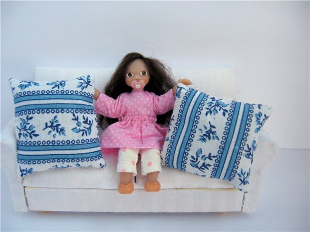 Малышка с зайчиком. Мини кукла (фото 2)