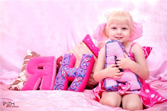 Куклы и подушки-буквы: о том, как гармонично вписать куклу в интерьер комнаты